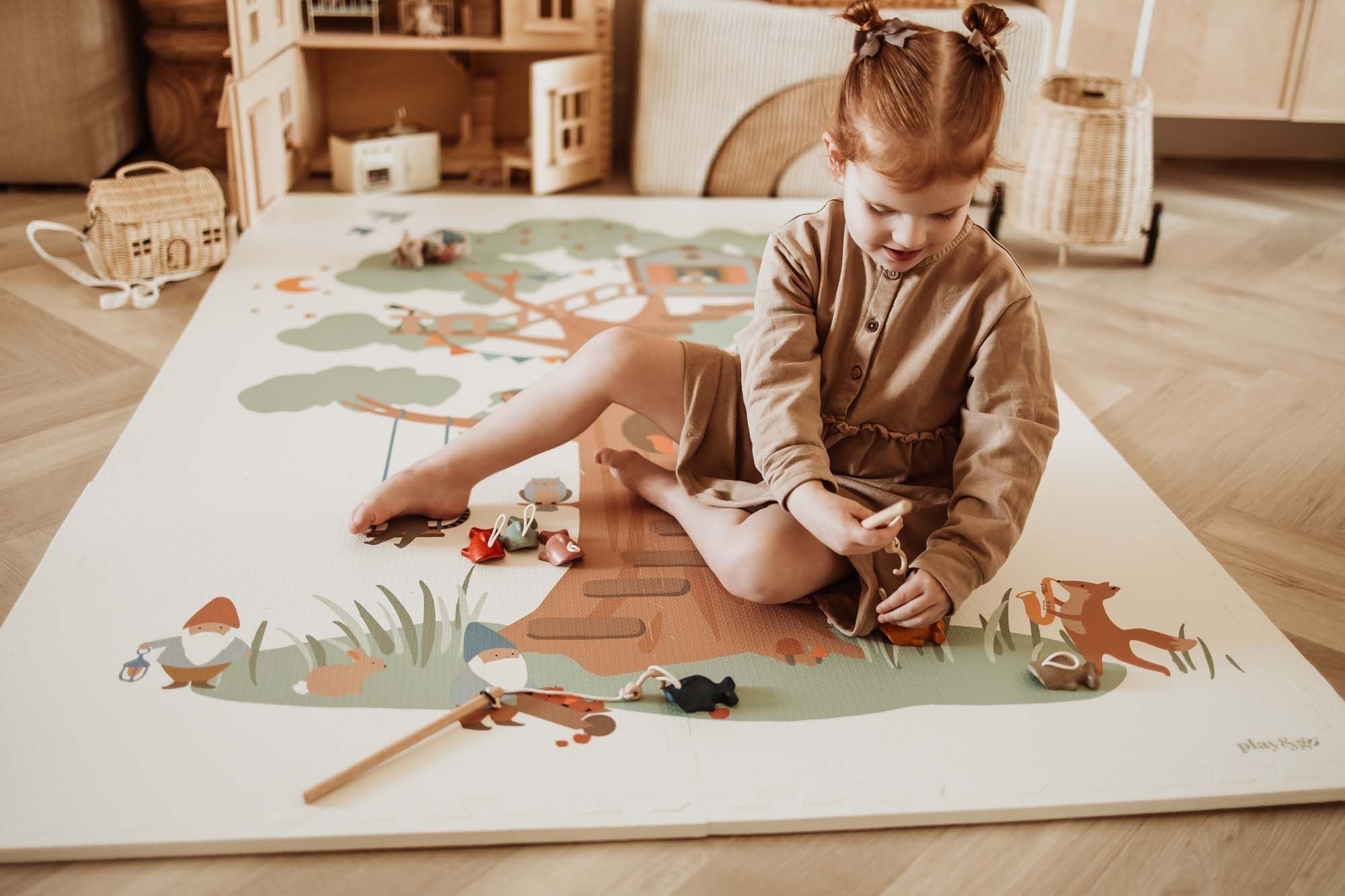 EEVAA Treehouse puzzlemat, child is playing with animal toys on the mat on floor in kidsroom