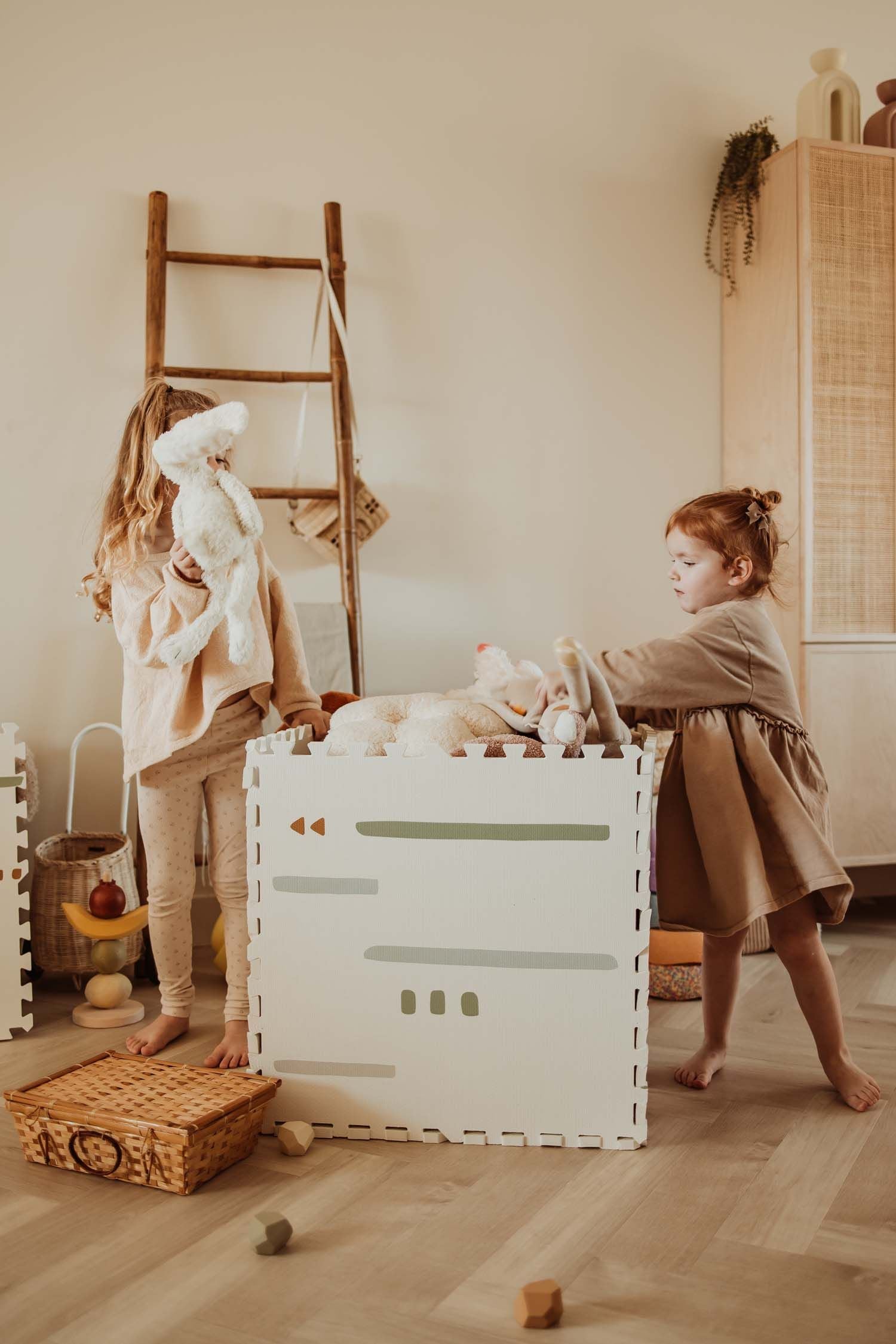 EEVAA farm puzzlemat, children are cleaning up the room, placing the cuddles into the puzzlemat-box
