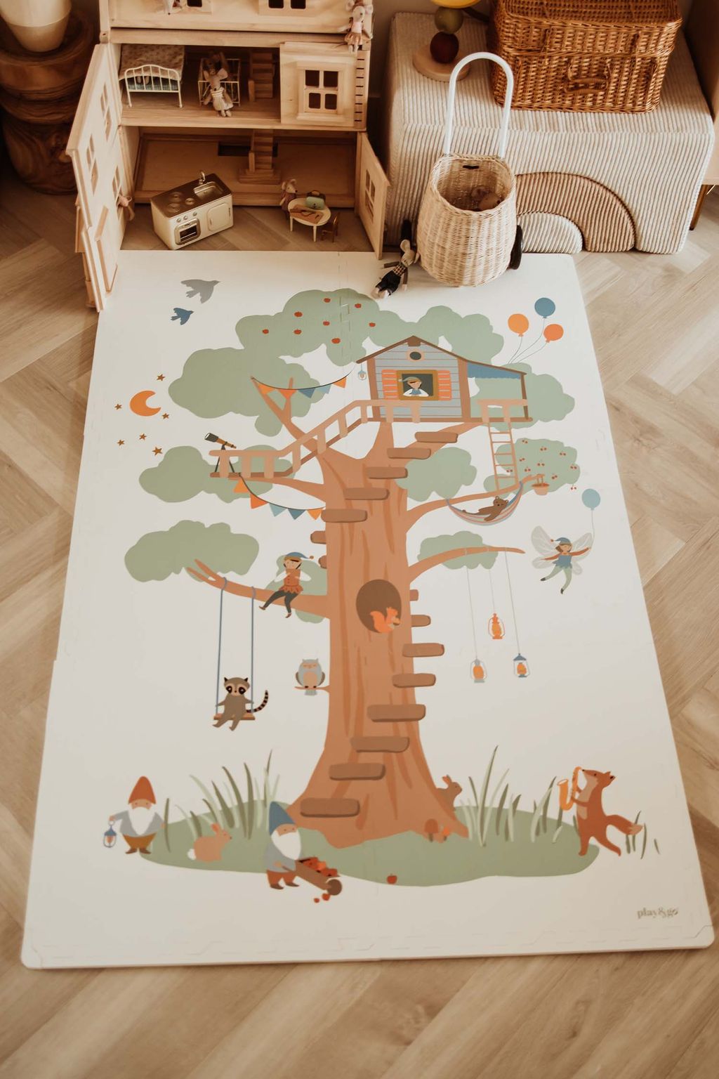 EEVAA treehouse puzzlemat, on floor in kidsroom, open victorian playhouse, wooden baskets