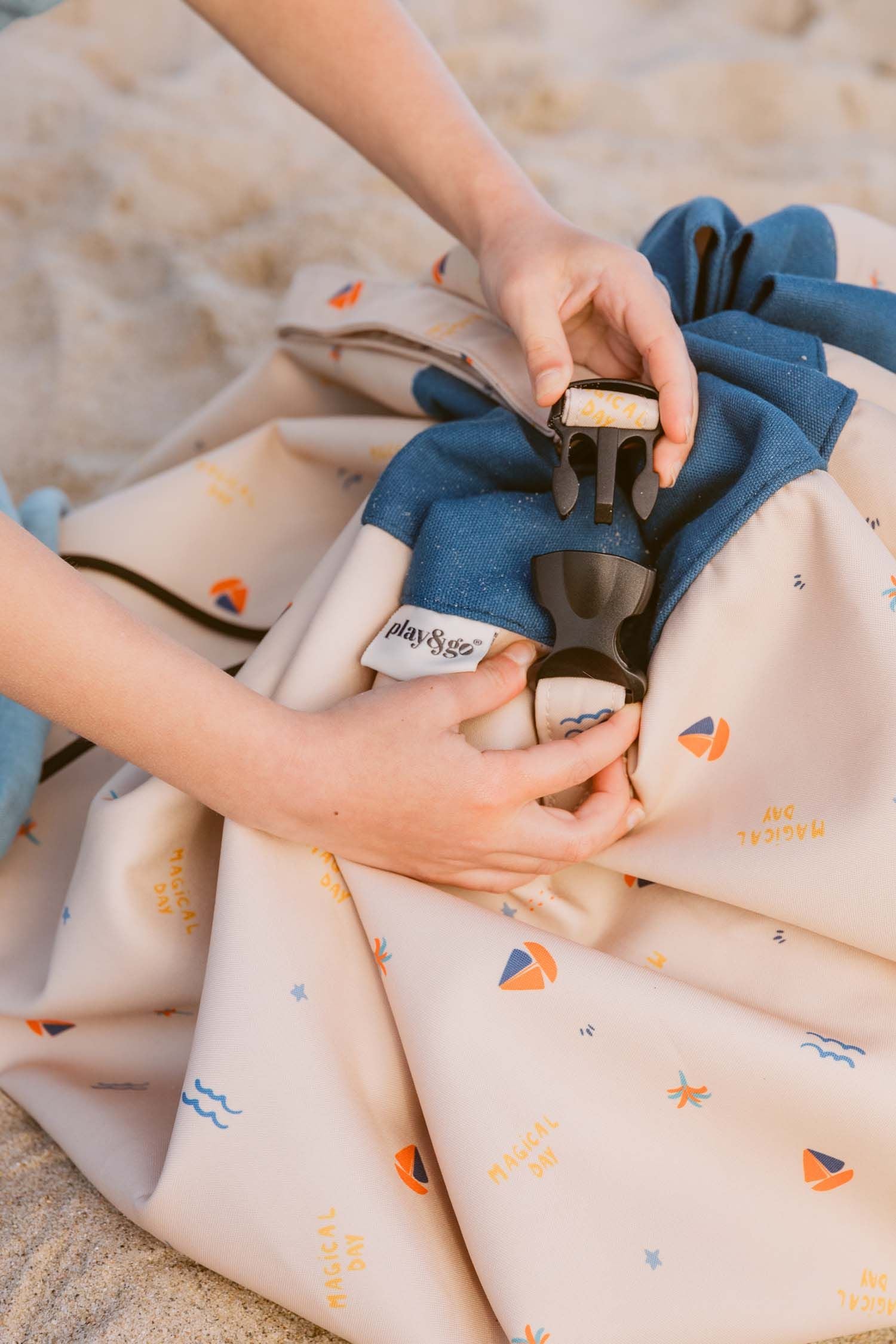 magical days outdoor beach bag, child is closing the bag with a buckle