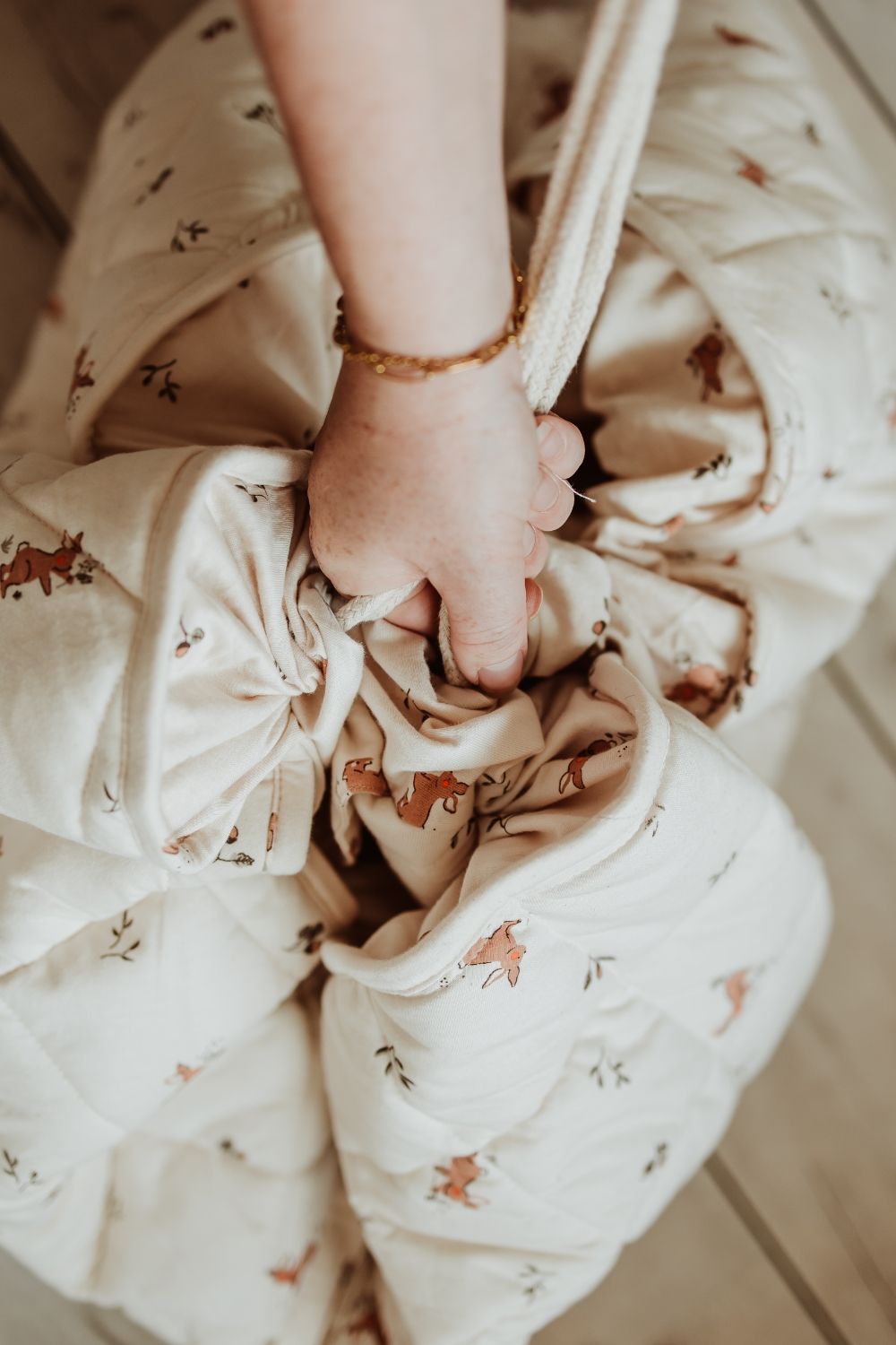 rabbit soft organic babymat, person is closing the bag with a wrope