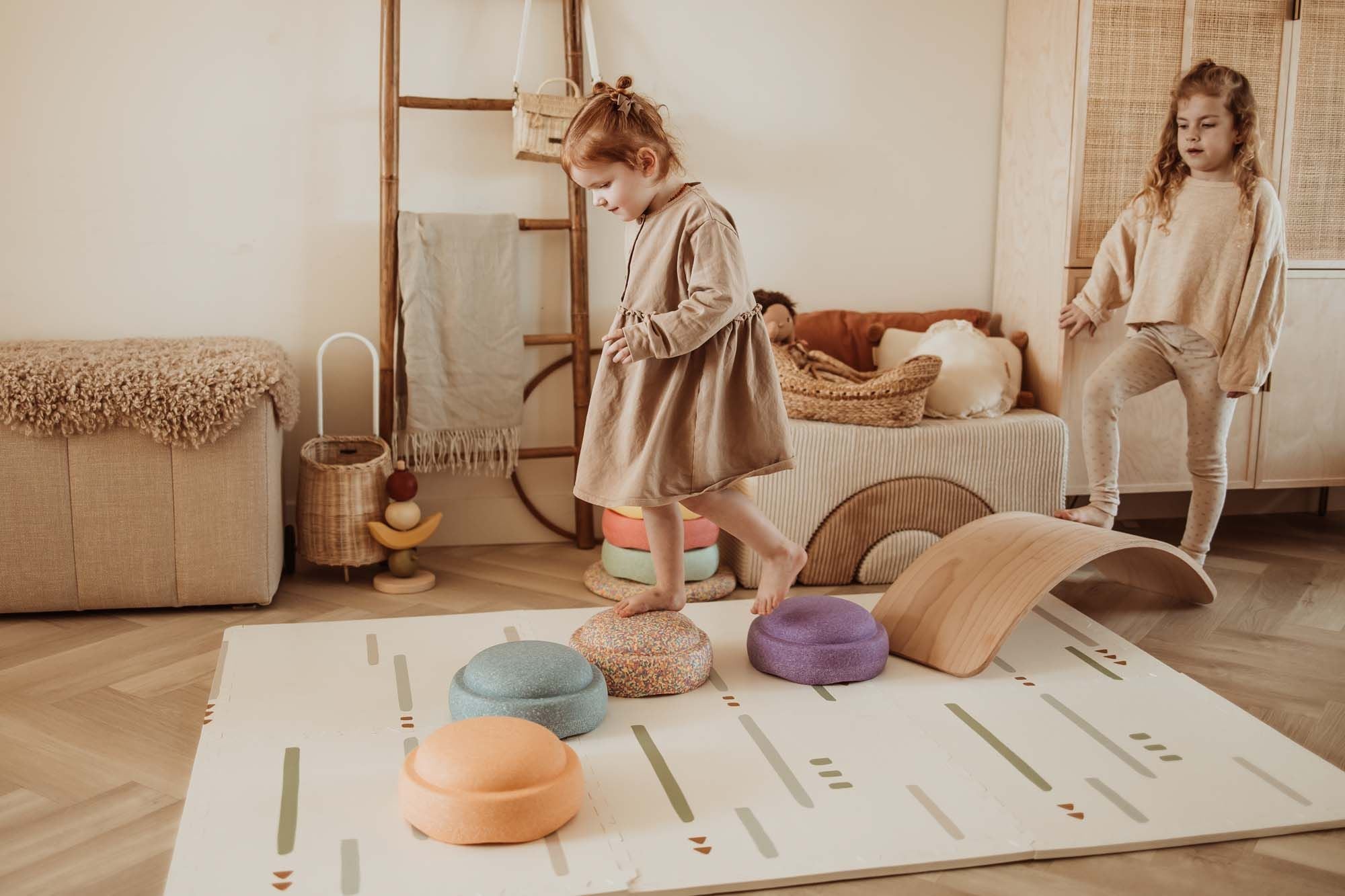 EEVAA farm puzzlemat, backside with stripes and icons, children are walking over colored steps and a wooden swing board
