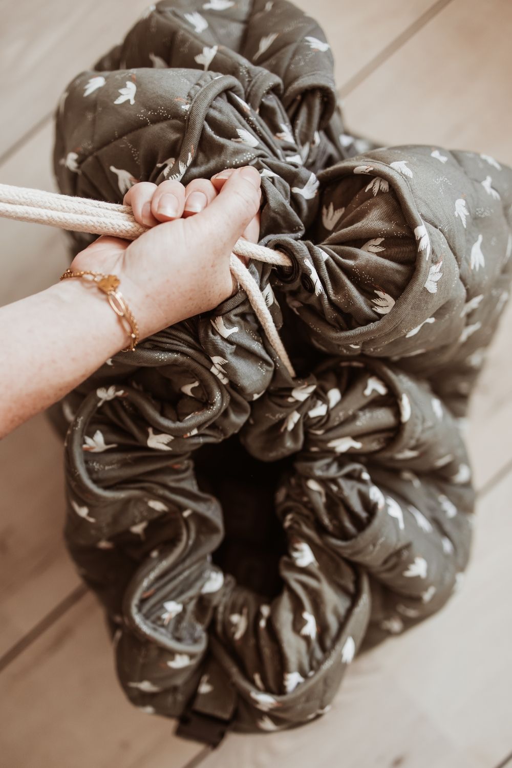 birds soft organic babymat, person is closing the bag with a wrope