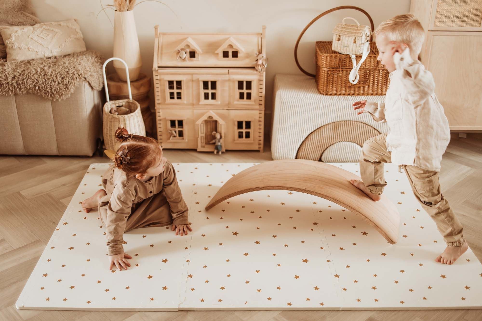 EEVAA treehouse puzzlemat, kidsroom, backside with stars print, a child is sitting on the mat while the other one is walking over a swing board