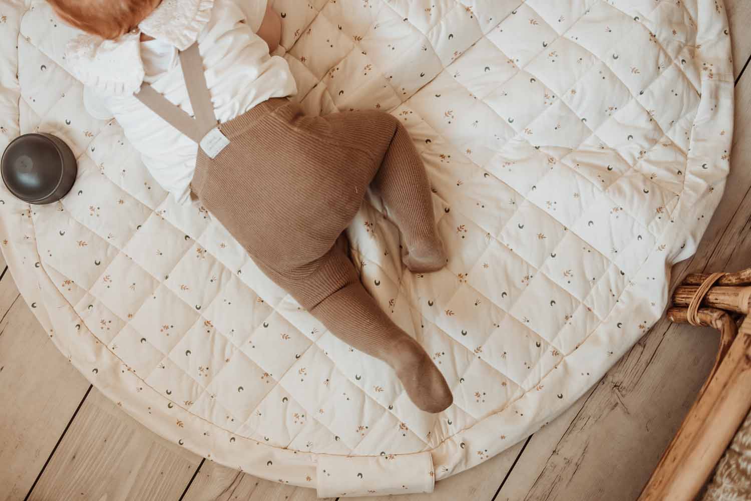 Moon organic babymat, baby crawling over open mat