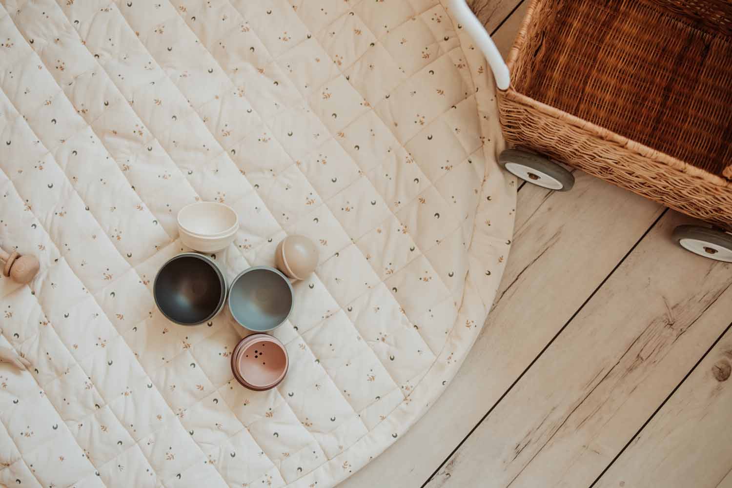 Moon organic babymat, picture from above, stroller and toys