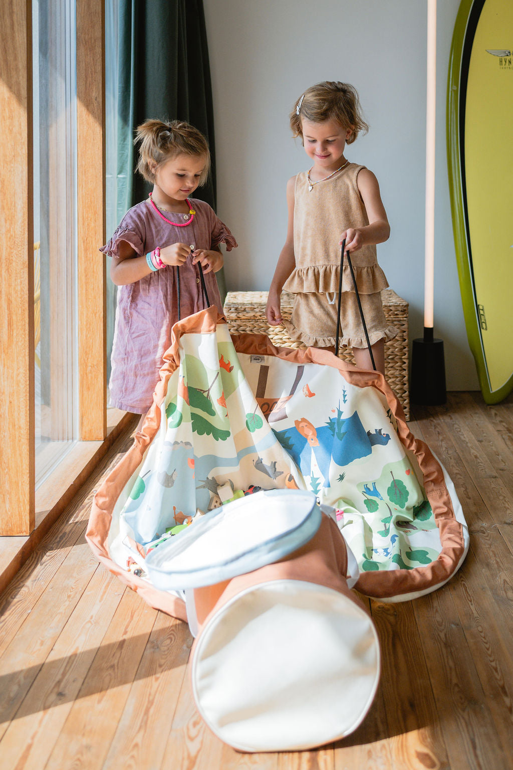 soo zoo, open basket with open mat, children are holding the strings while looking to the mat