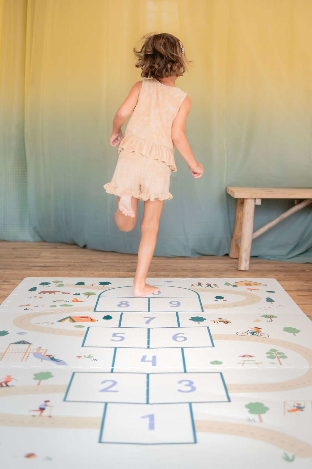 tiloo hopscotch, front side, child is jumping on the mat