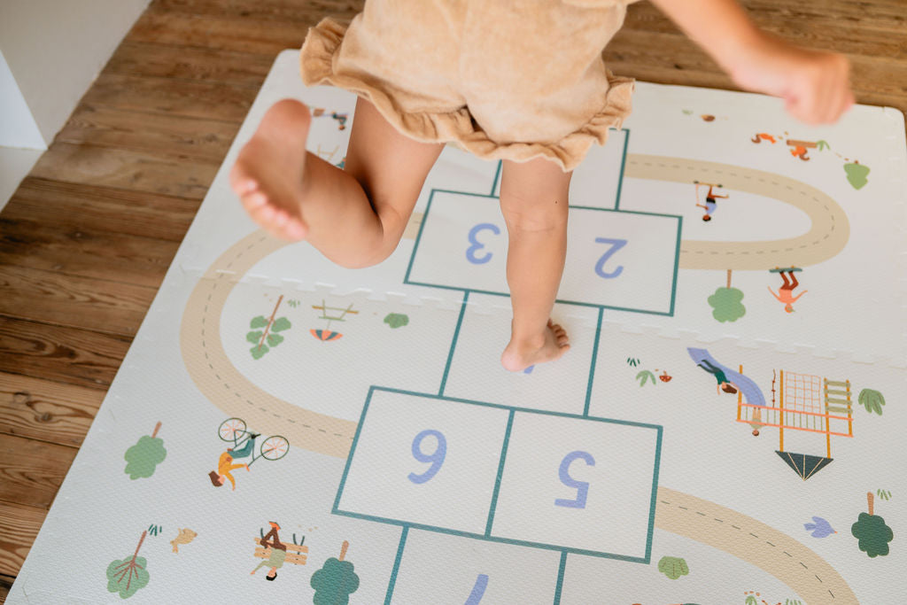 tiloo hopscotch, child is jumping on the mat