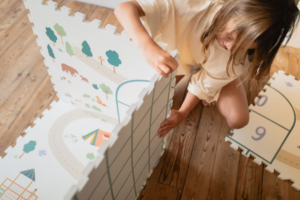 tiloo hopscotch, child is modelling the mat into a box