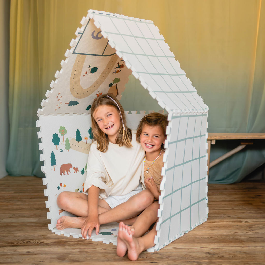 tiloo hopscotch, children are sitting in the playhouse