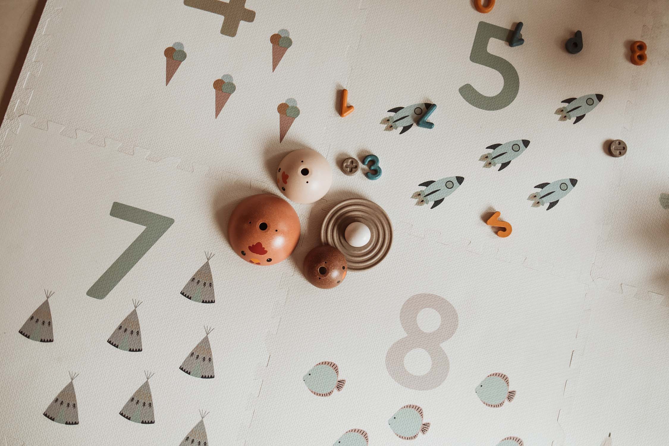 detail picture of numbers puzzlemat, wooden toys, 4 5 7 and 8