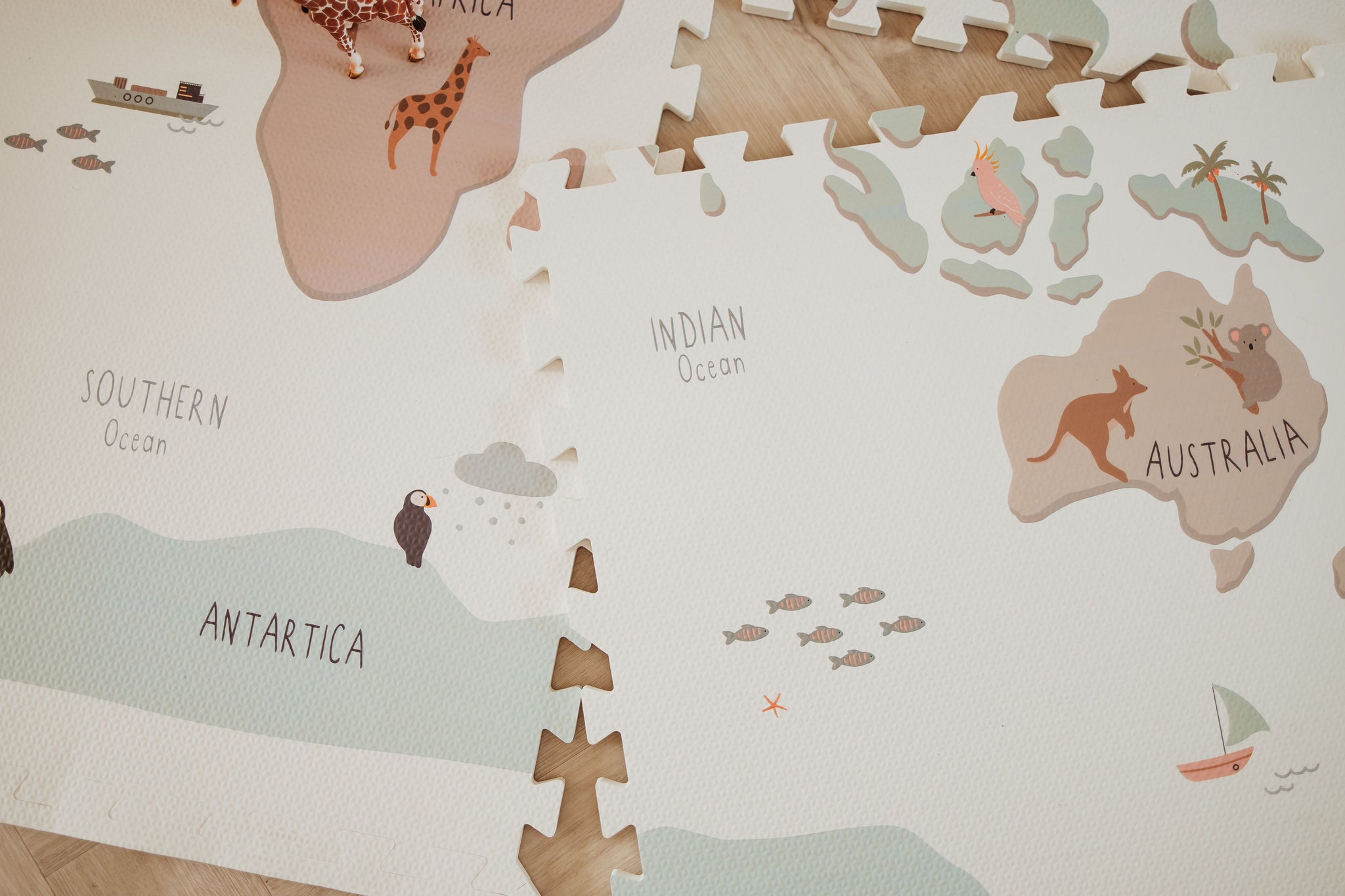 EEVAA worldmap puzzlemat, front view, land, oceans and animals
