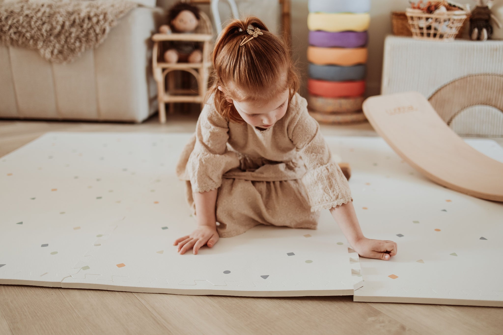 EEVAA worldmap puzzlemat, back side, icons print, child is creating the puzzle on floor in kidsroom