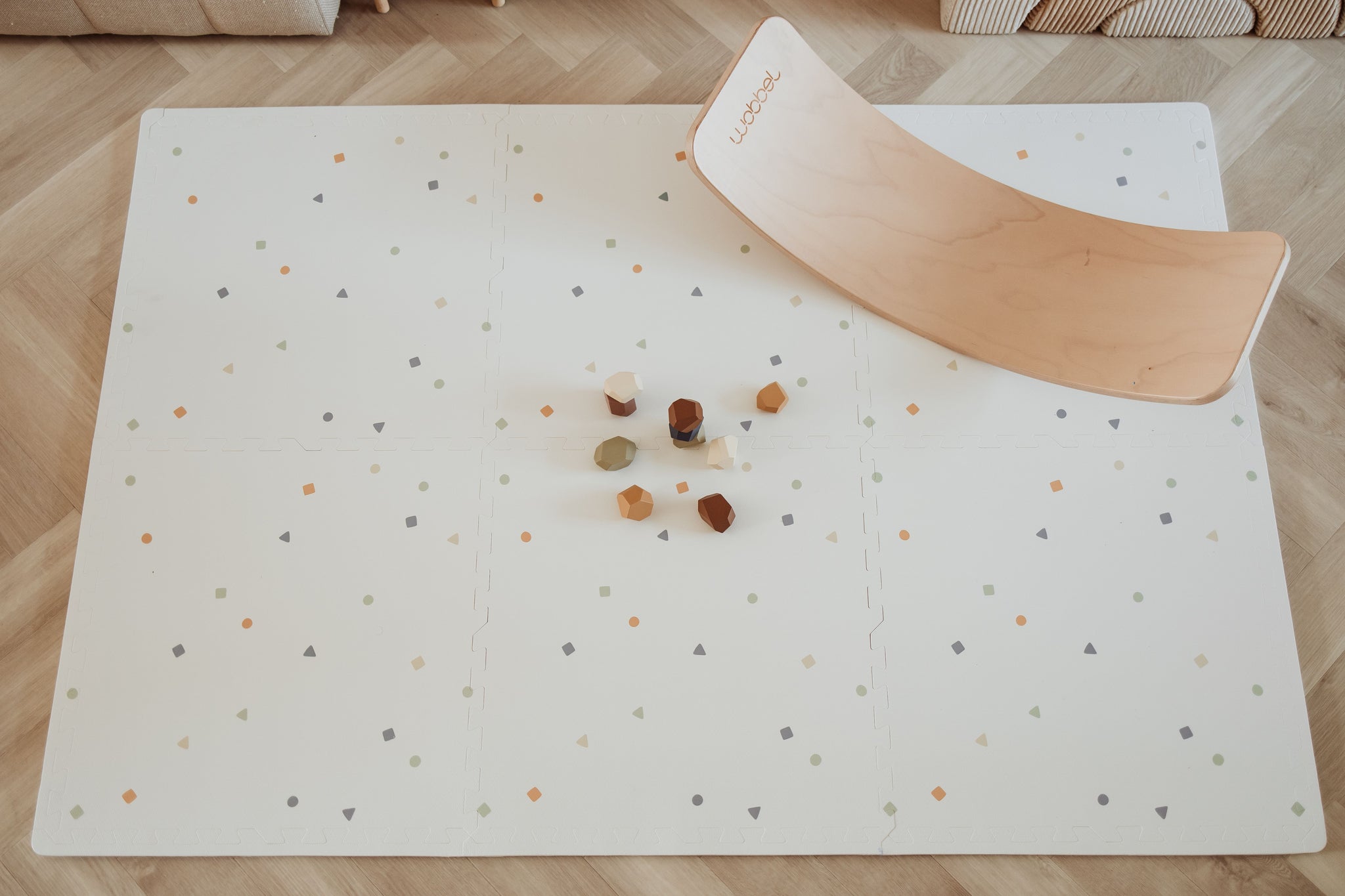EEVAA worldmap puzzlemat, back side with icons, wooden blocks, wooden slide