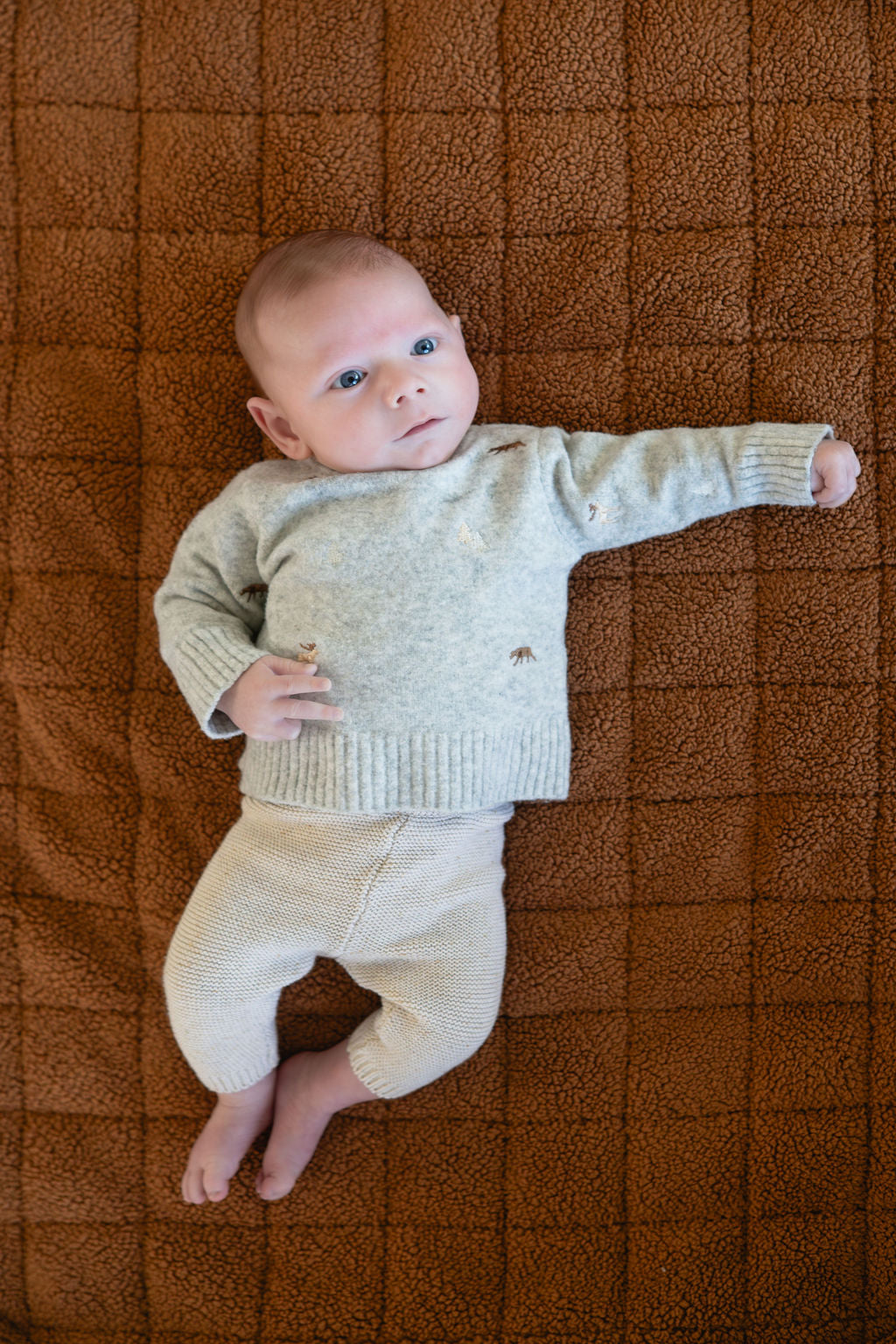 noomad soft teddy brown, baby is lying on open mat, awake