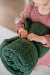 noomad soft teddy evergreen, child is opening the mat