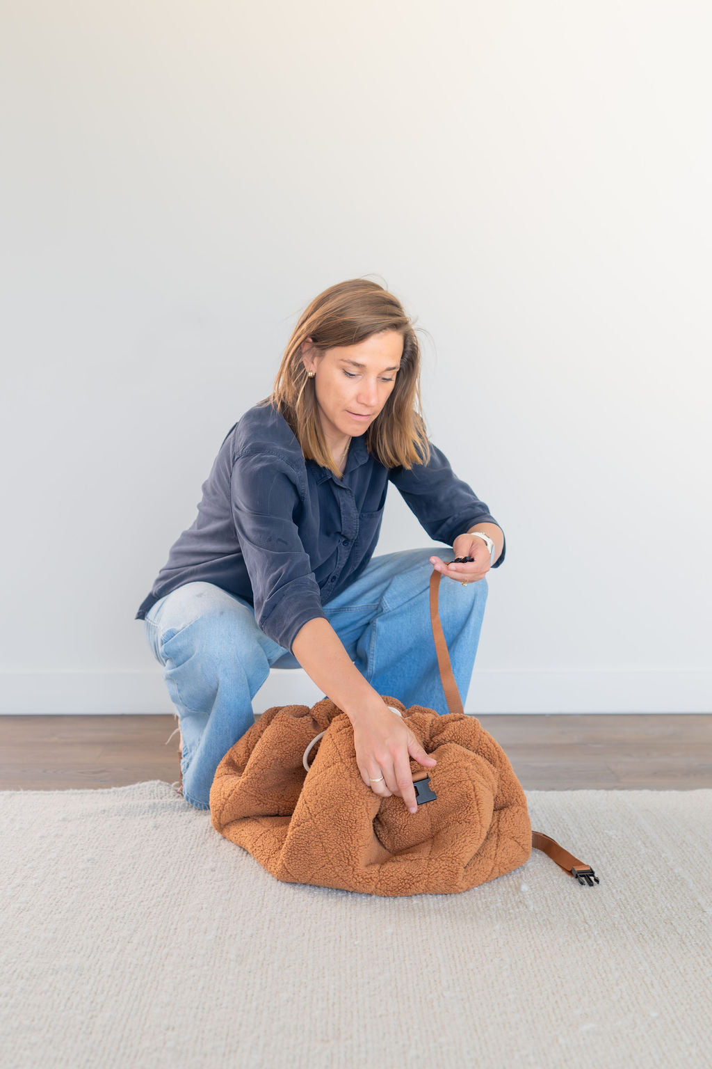 noomad soft teddy brown, person is closing the bag