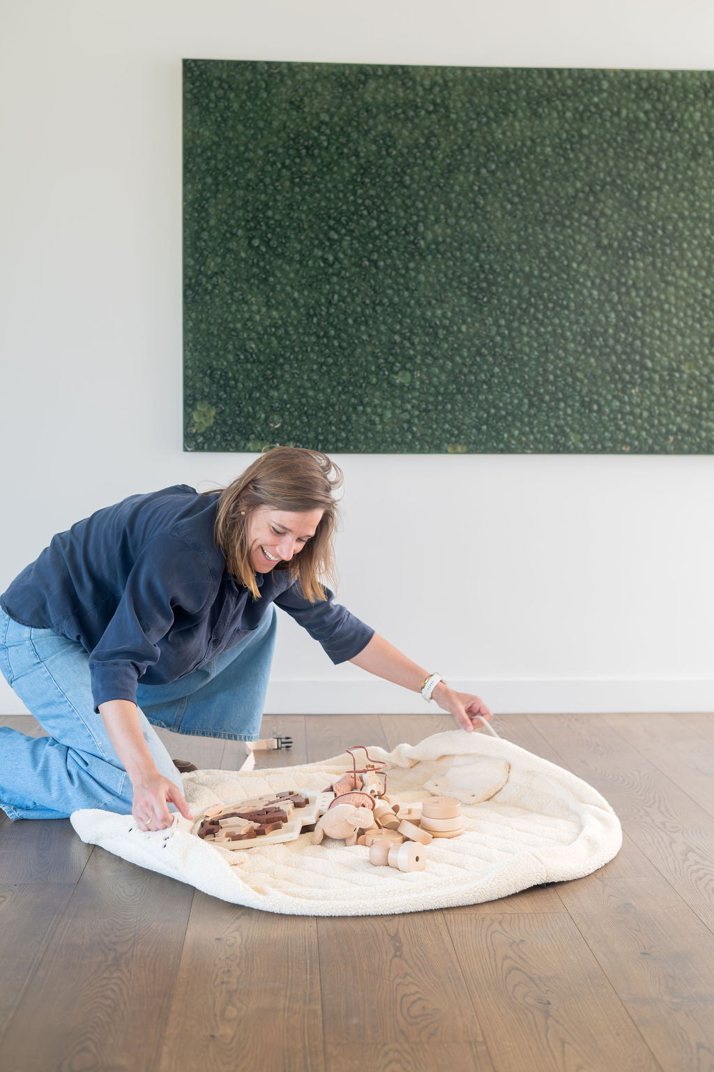 noomad soft teddy oak, person is cleaning the toys and closing the mat