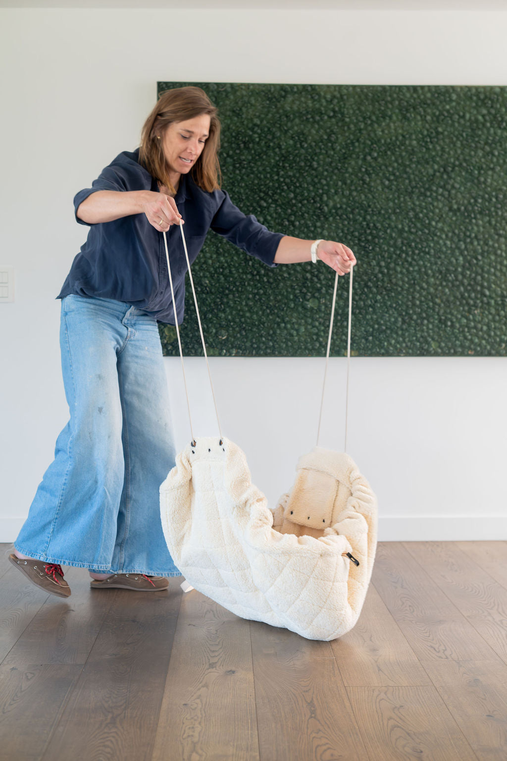 noomad soft teddy oak, person is closing the bag