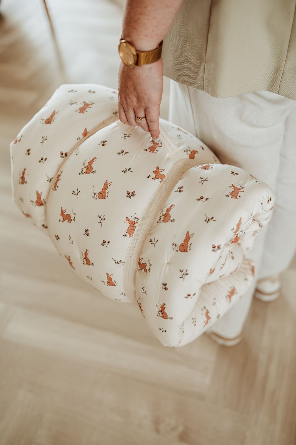 bloom rabbit babymat, person is carrying the bag, ready to leave the house