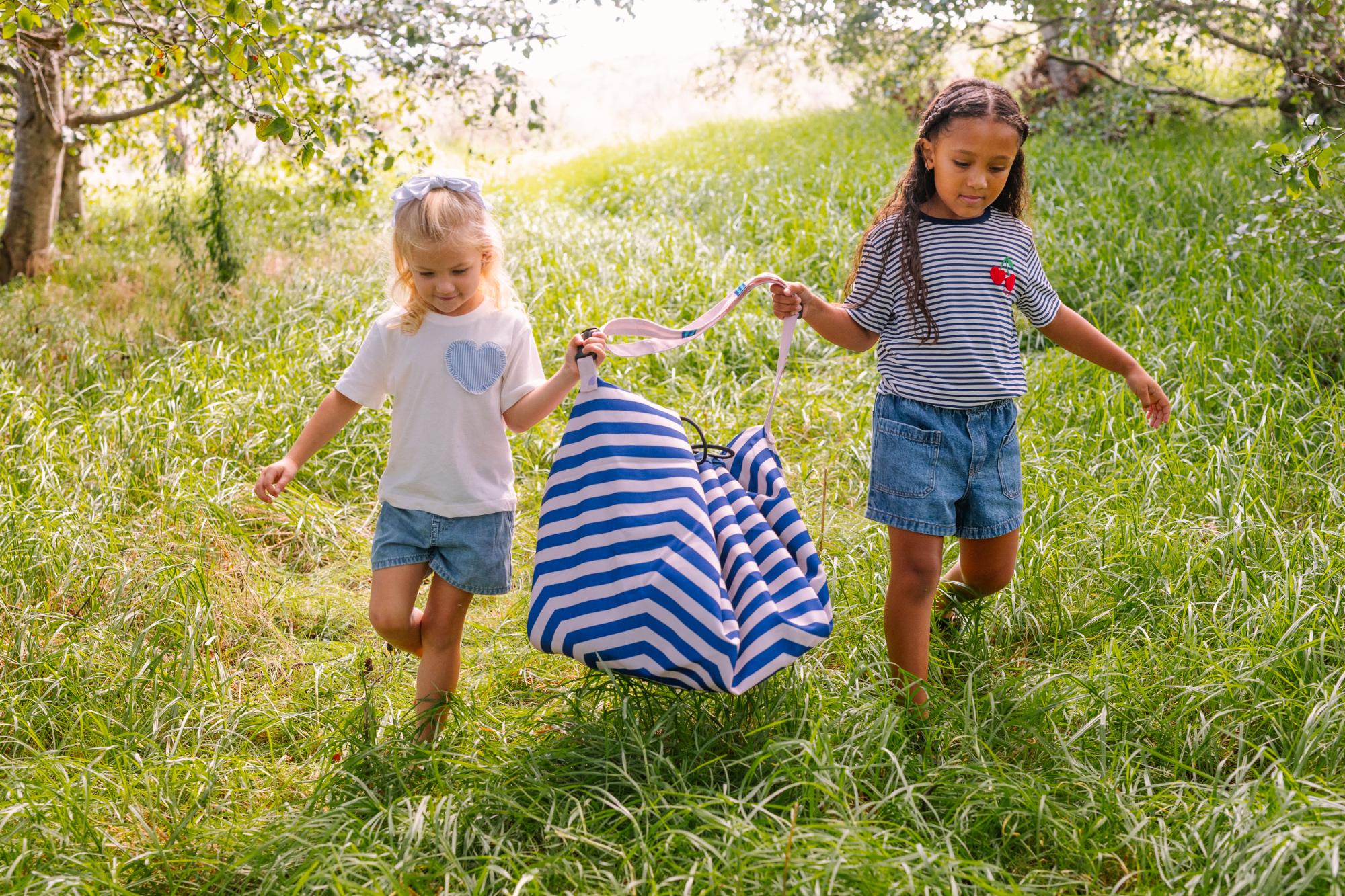 Pirate outdoor storage bag, children are holding the bag on its shoulderstrap, frontside