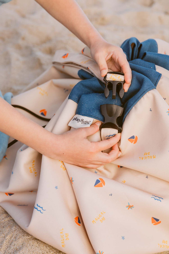 magical days outdoor beach bag, child is closing the bag with a buckle