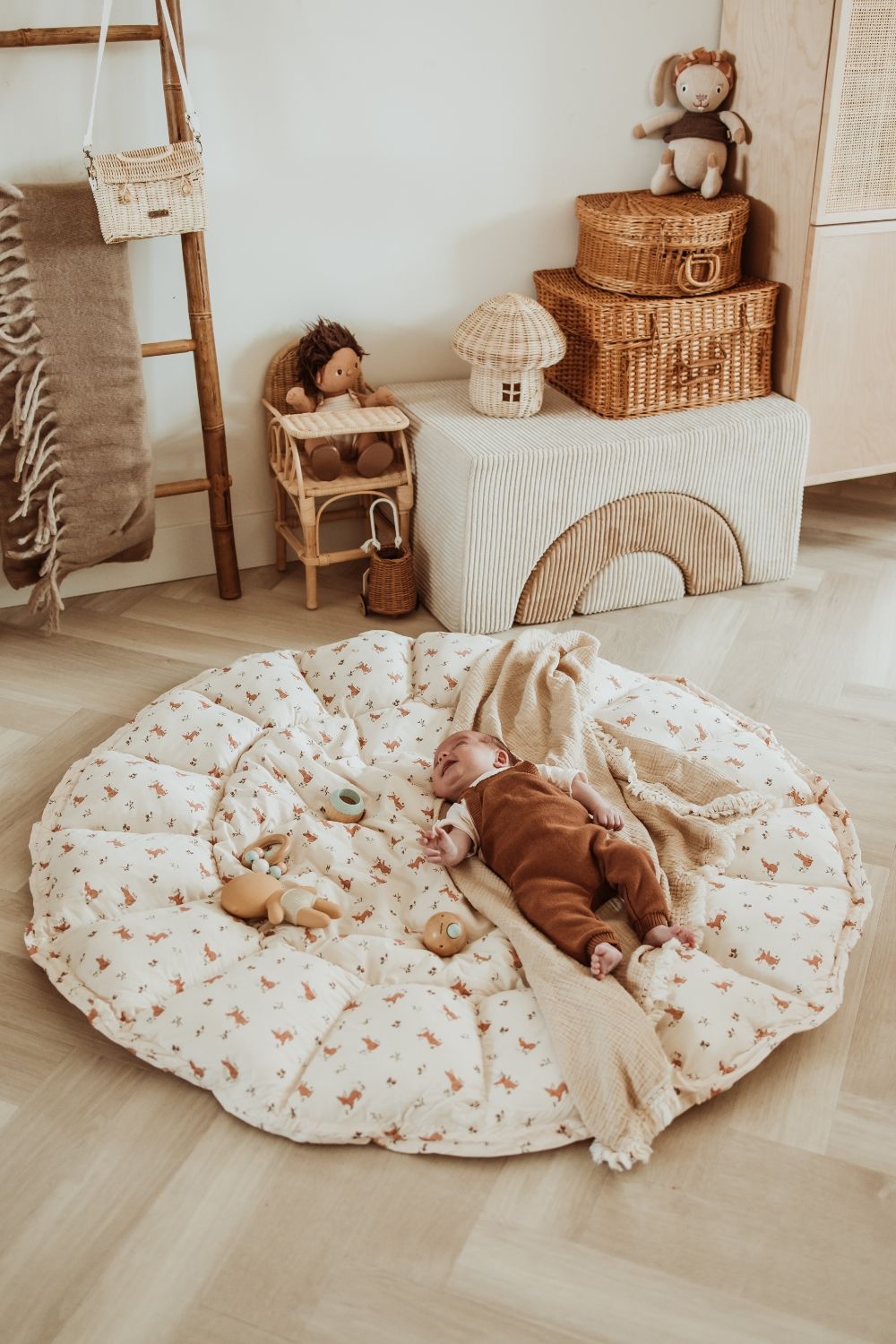 bloom rabbit babymat, open on floor in kidsroom, little baby is lying on the mat on a blanket