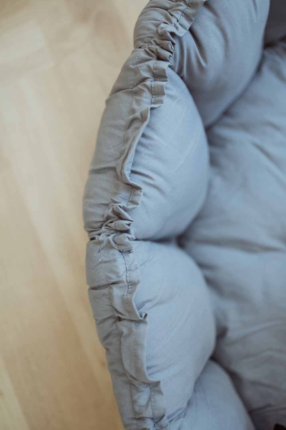 Bloom dusty blue organic babymat, detail picture of raised edge