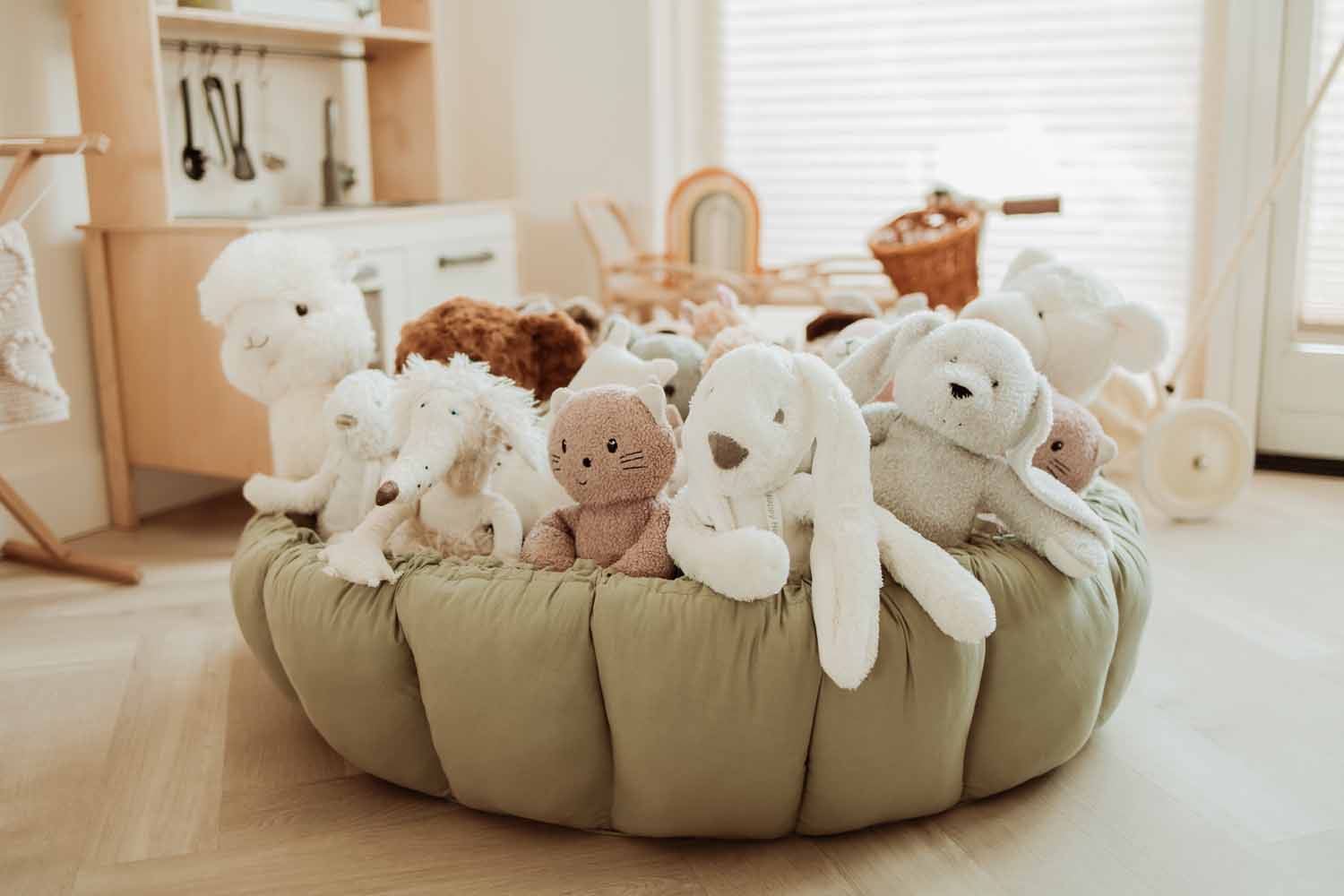 Bloom meadow green organic babymat, raised edges, mat filled with cuddles, kidsroom, wooden kitchen, tricycle