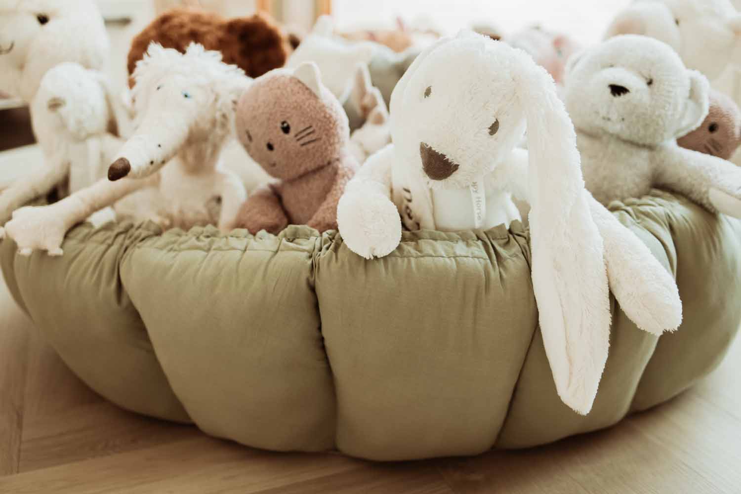 Bloom meadow green organic babymat, detail picture of mat, raised edges, filled with cuddles